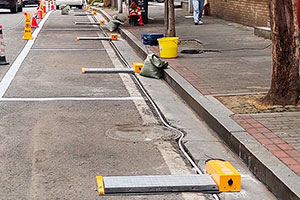 路边随便画个框就能收费？擅自在公共路面安装地锁已涉嫌违法！